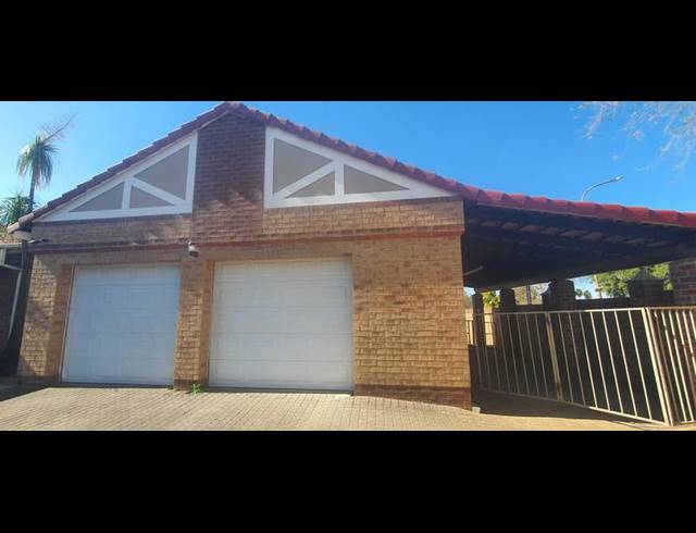 4 BEDROOM TOWNHOUSE FOR SALE IN AVIARYHILL